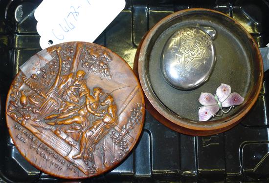 Circular burr wood snuff box, silver locket, enamel butterfly brooch(-)